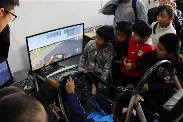 小朋友体验模拟驾驶