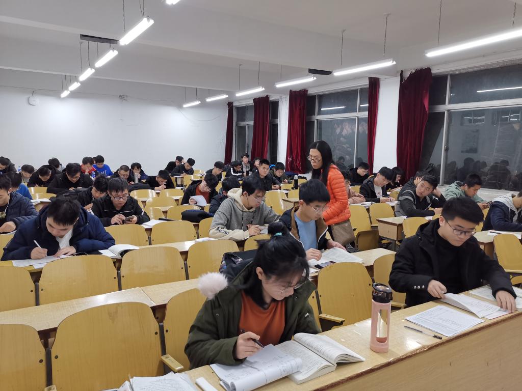 辅导员巡查晚自习