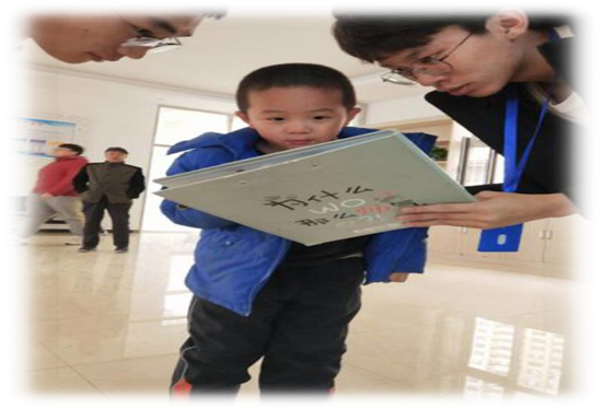 志愿者在和小朋友们积极互动