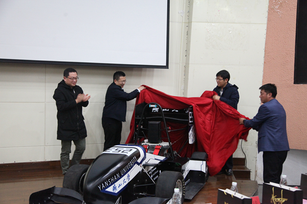 员工工作处处长蔡星周、大学科技园主任张典范、车辆与能源公司党委书记董国疆、校团委副书记薛传佳为“燕翔十号”揭幕