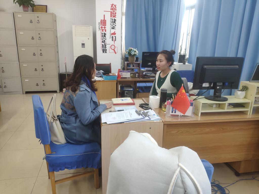 辅导员与学困生家长谈话