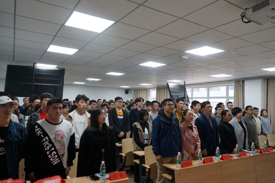 全体师生唱国歌