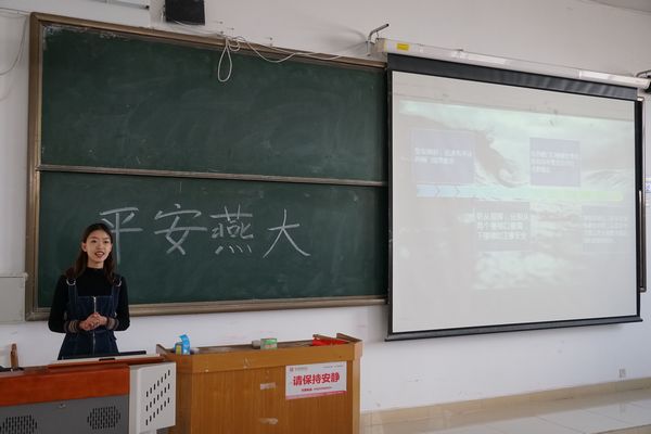 赵宁向大家介绍地震逃生技巧激活的注意事项