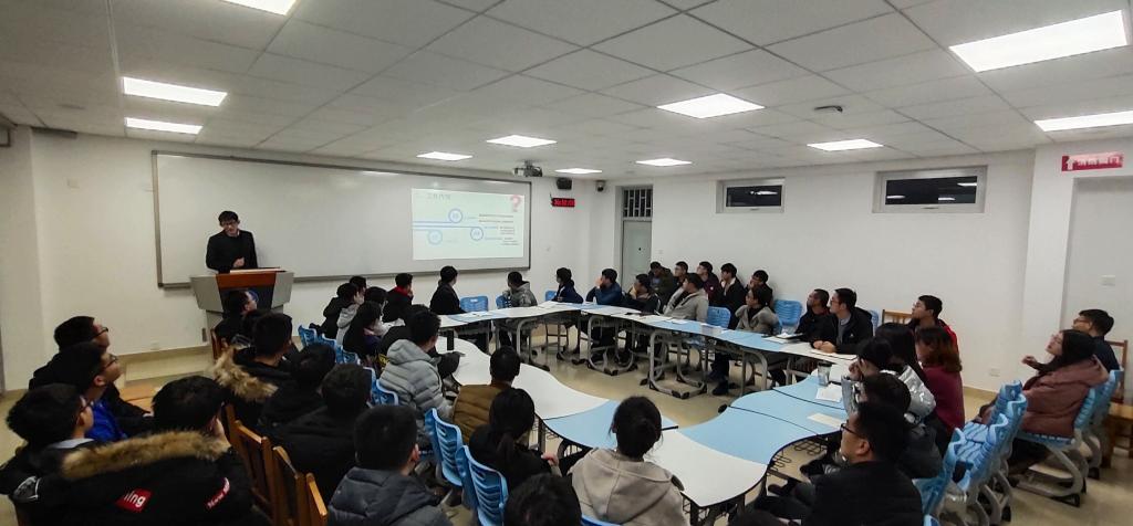 研究生会主席房瑀人作汇报