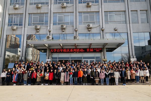 参与地震逃生演练活动的师生合影